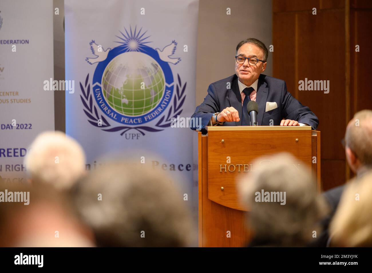 Afsar Rathor spricht auf der Konferenz "Religionsfreiheit – das Menschenrecht unter Angriffen" in Bratislava, Slowakei. 2022/12/09. Stockfoto