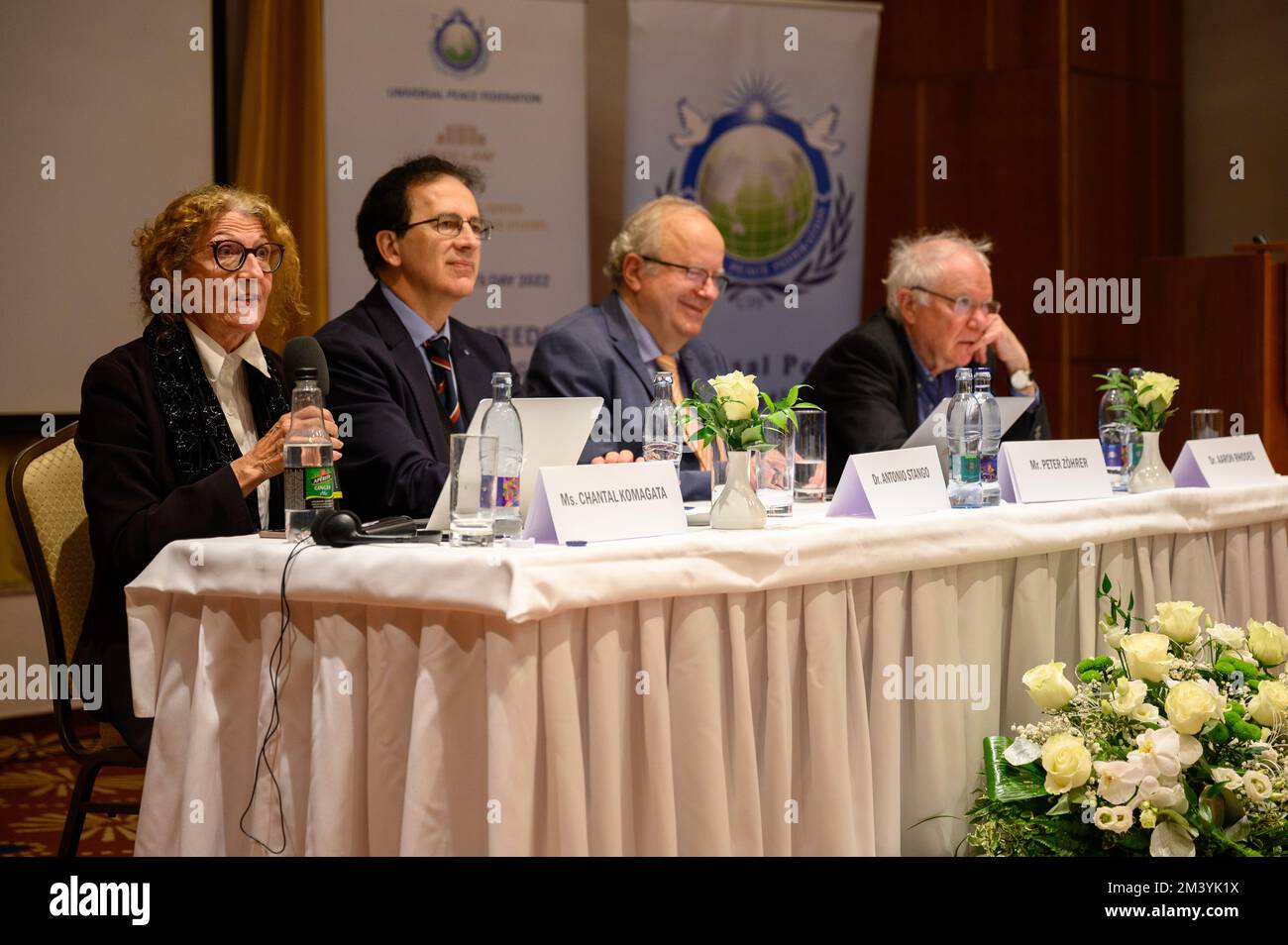 Chantal Chételat Komagata spricht auf der Konferenz "Religionsfreiheit – das Menschenrecht unter Angriffen" in Bratislava, Slowakei. 2022/12/09. Stockfoto