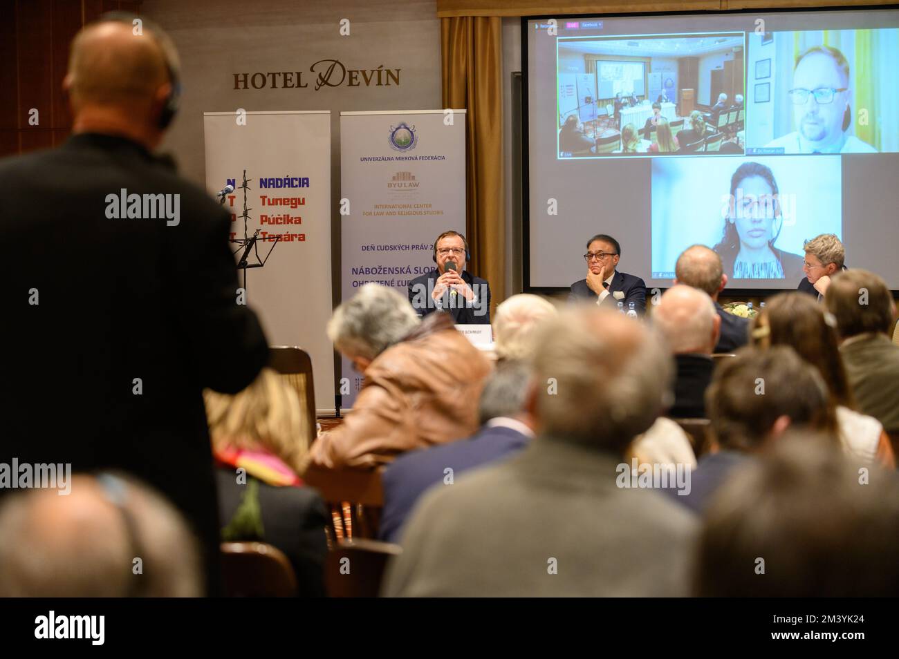 Hulda Fahmi, Roman Joch und andere Redner auf der Konferenz "Religionsfreiheit – das Menschenrecht unter Beschuss" in Bratislava, Slowakei. 2022/12/09. Stockfoto