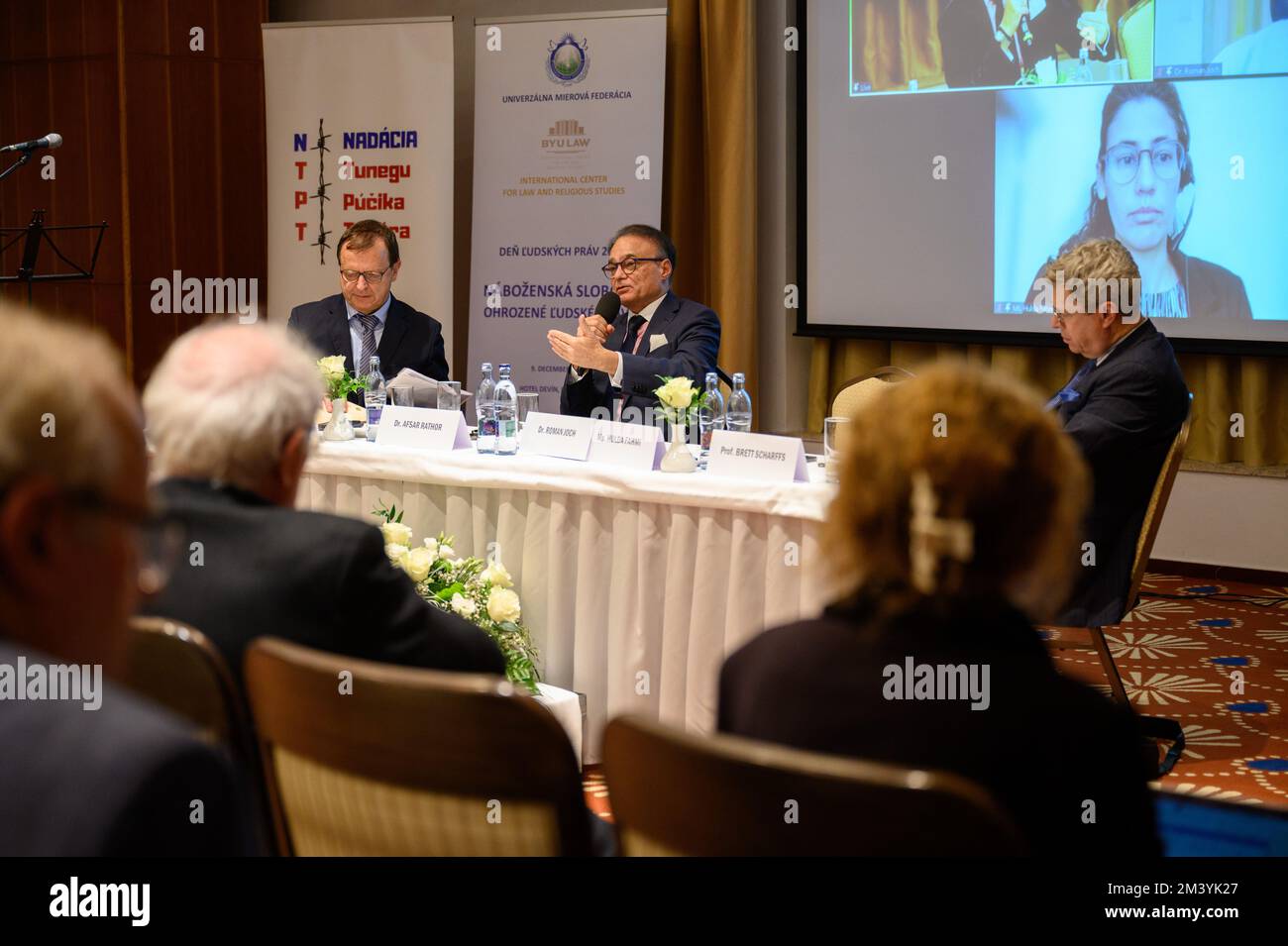 Hulda Fahmi, Roman Joch und andere Redner auf der Konferenz "Religionsfreiheit – das Menschenrecht unter Beschuss" in Bratislava, Slowakei. 2022/12/09. Stockfoto