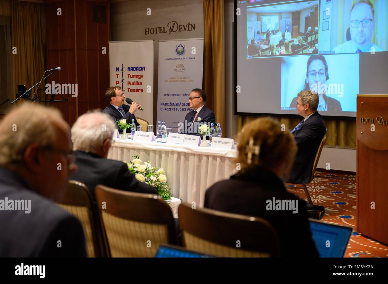 Hulda Fahmi, Roman Joch und andere Redner auf der Konferenz "Religionsfreiheit – das Menschenrecht unter Beschuss" in Bratislava, Slowakei. 2022/12/09. Stockfoto