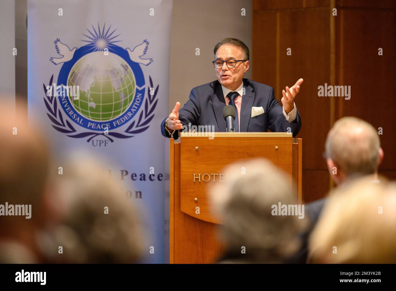 Afsar Rathor spricht auf der Konferenz "Religionsfreiheit – das Menschenrecht unter Angriffen" in Bratislava, Slowakei. 2022/12/09. Stockfoto