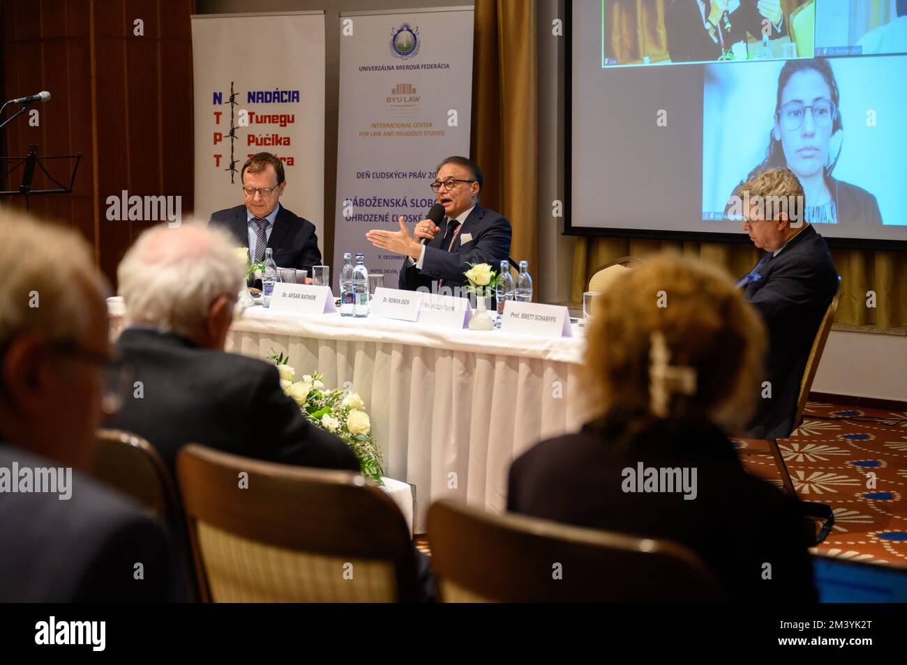 Hulda Fahmi, Roman Joch und andere Redner auf der Konferenz "Religionsfreiheit – das Menschenrecht unter Beschuss" in Bratislava, Slowakei. 2022/12/09. Stockfoto