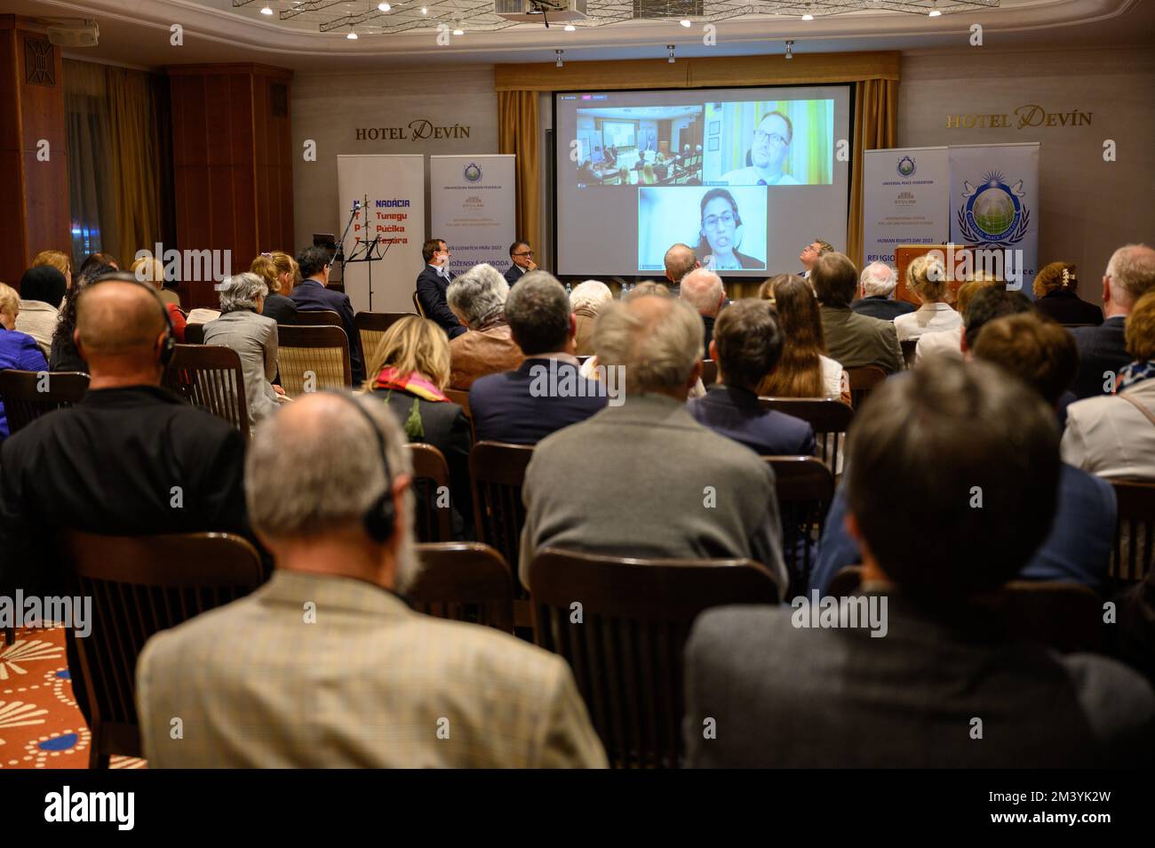 Hulda Fahmi, Roman Joch und andere Redner auf der Konferenz "Religionsfreiheit – das Menschenrecht unter Beschuss" in Bratislava, Slowakei. 2022/12/09. Stockfoto