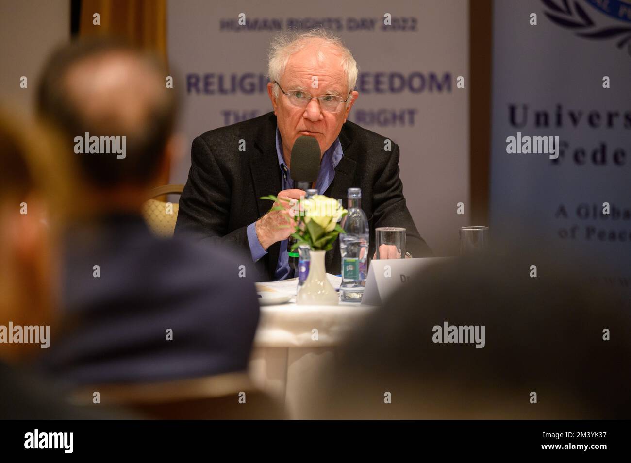 Aaron Rhodos sprach auf der Konferenz "Religionsfreiheit – das Menschenrecht unter Angriffen" in Bratislava, Slowakei. 2022/12/09. Stockfoto