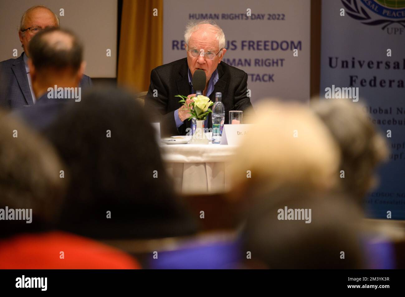 Aaron Rhodos sprach auf der Konferenz "Religionsfreiheit – das Menschenrecht unter Angriffen" in Bratislava, Slowakei. 2022/12/09. Stockfoto