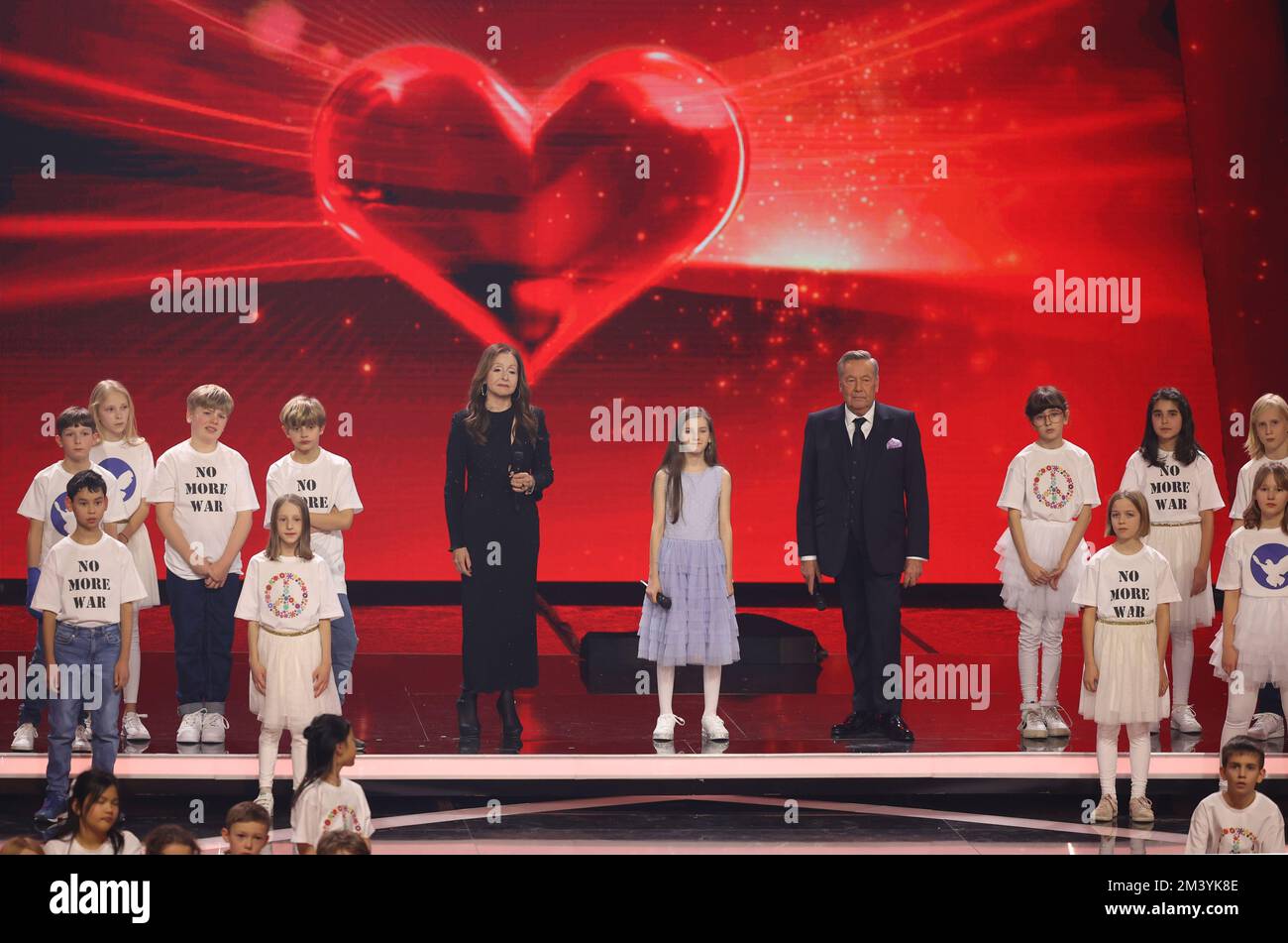Berlin, Deutschland. 17.. Dezember 2022. Vicky Leandros (Zentrum l-r), Violetta und Roland Kaiser sind auf der Bühne der Wohltätigkeitsgala „Bild“ „ein Herz für Kinder“. Violetta kam vor drei Monaten aus der Ukraine. Mehr als 70 Sterne aus Gesellschaft, Sport, Politik, Showbusiness und sozialen Medien nehmen Spenden von Zuschauern auf der TV-Gala an. Die Show wird live auf ZDF übertragen. Kredit: Joerg Carstensen/dpa Pool /dpa/Alamy Live News Stockfoto
