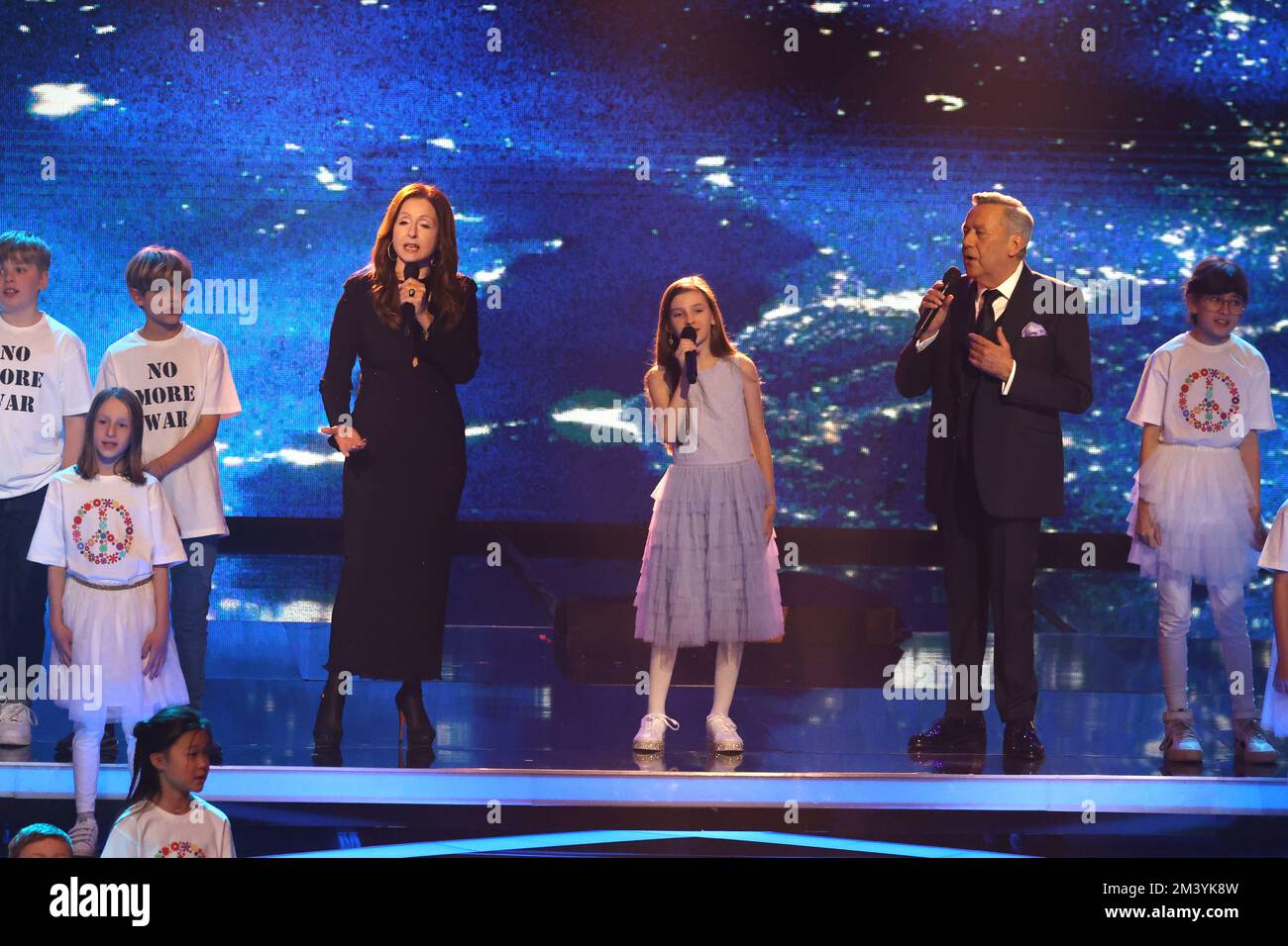 Berlin, Deutschland. 17.. Dezember 2022. Vicky Leandros (Zentrum l-r), Violetta und Roland Kaiser sind auf der Bühne der Wohltätigkeitsgala „Bild“ „ein Herz für Kinder“. Violetta kam vor drei Monaten aus der Ukraine. Mehr als 70 Sterne aus Gesellschaft, Sport, Politik, Showbusiness und sozialen Medien nehmen Spenden von Zuschauern auf der TV-Gala an. Die Show wird live auf ZDF übertragen. Kredit: Joerg Carstensen/dpa Pool /dpa/Alamy Live News Stockfoto