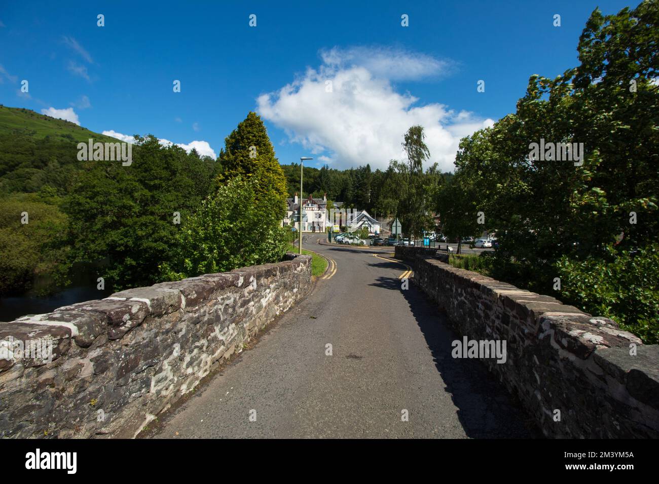 Blick auf das schottische Dorf Aberfoyle an einem sonnigen Tag Stockfoto