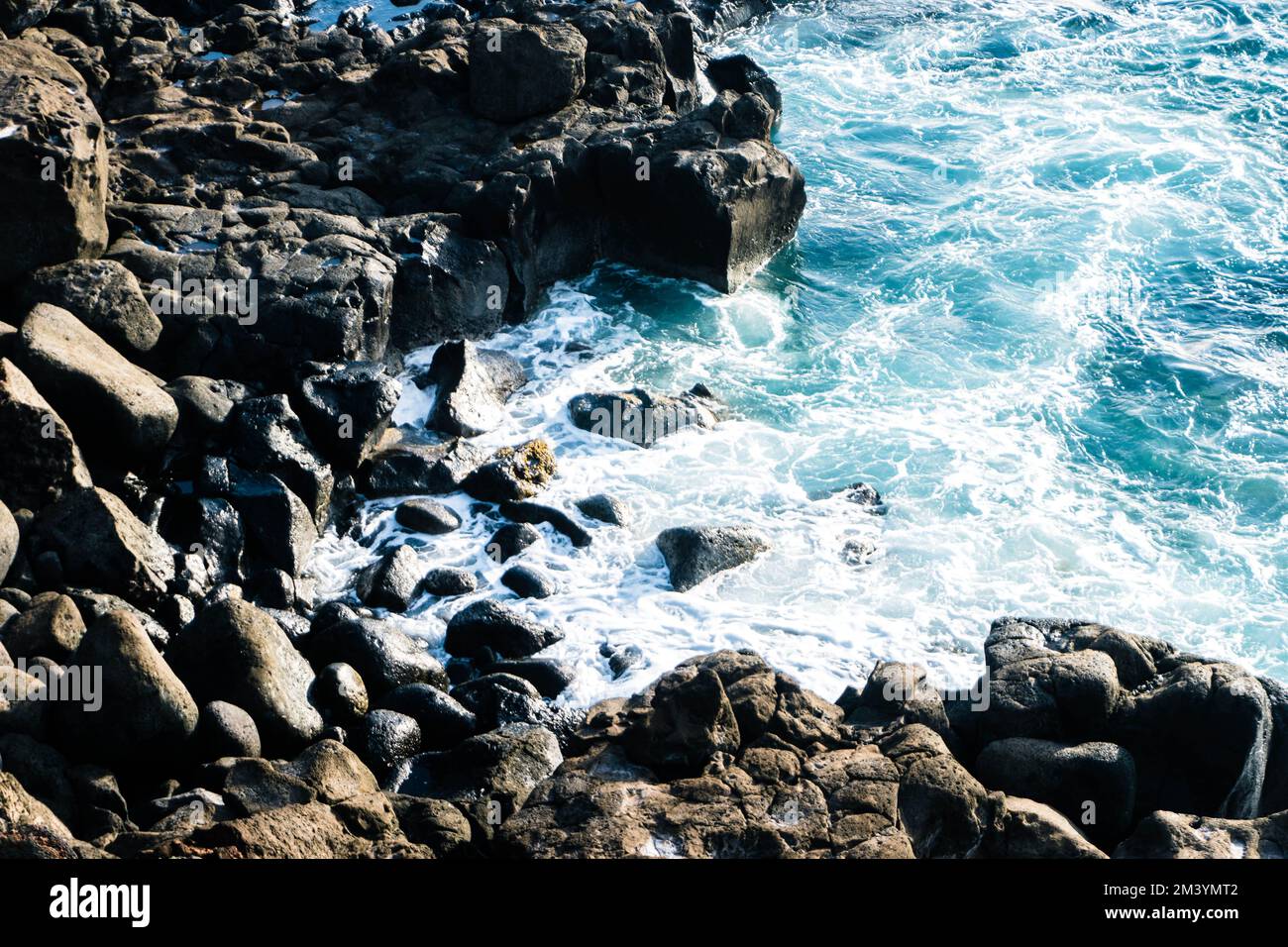 Felsige hawaiianische Küste Stockfoto