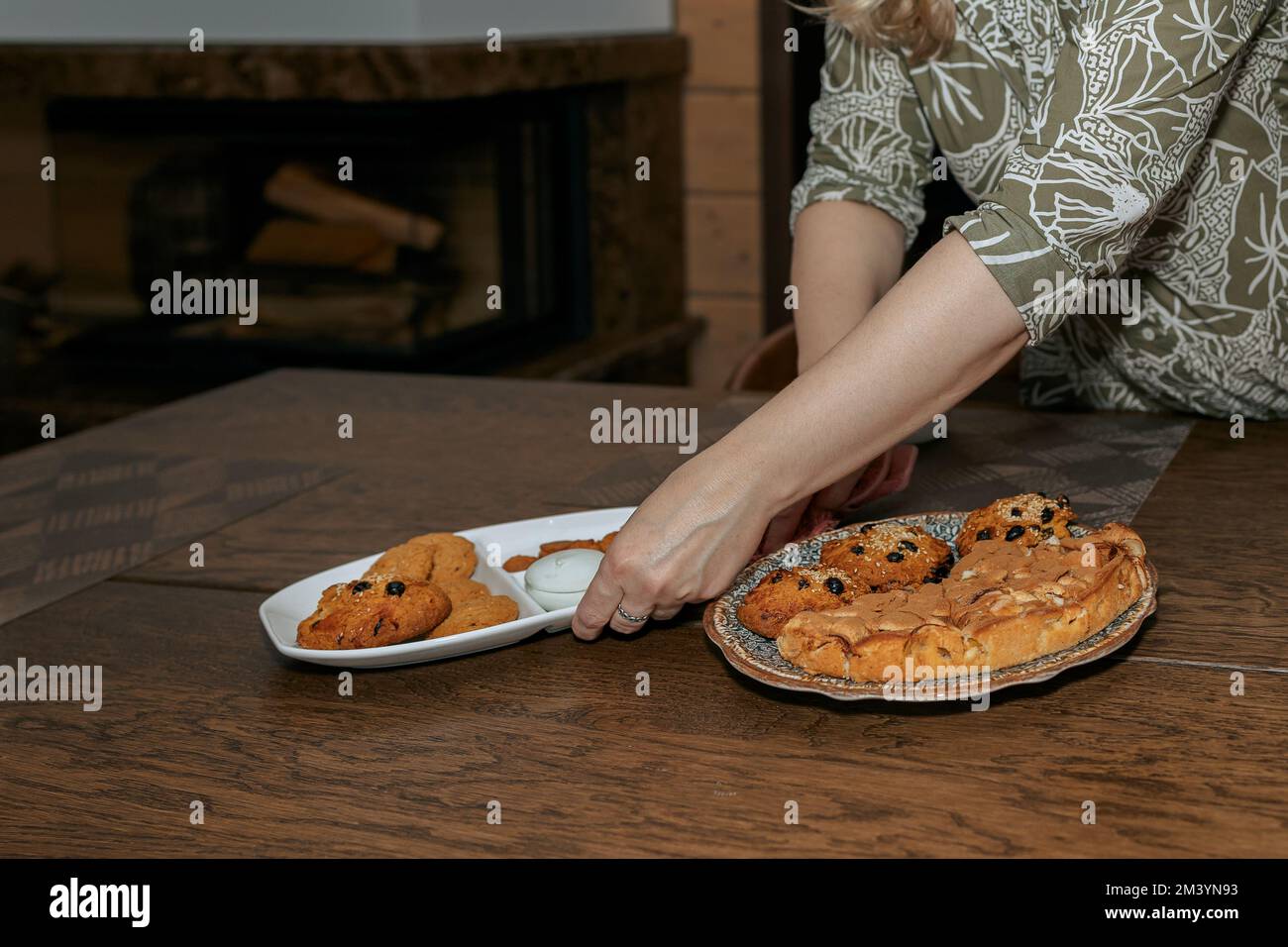 Die Frau wischt den Tisch mit einem Lappen ab. Die Hand einer Frau reinigt Teller nach dem Essen. Hochwertiges Foto Stockfoto