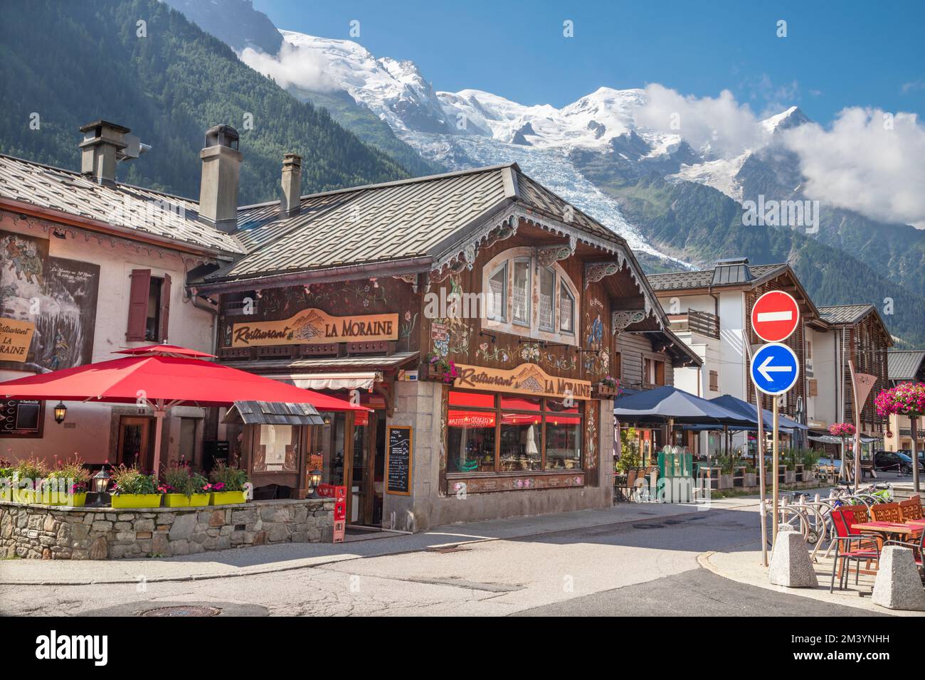 CHAMONIX, FRANKREICH - 5. JULI 2022: Der Mont Blanc und das traditionell bemalte Haus in der Stadt. Stockfoto