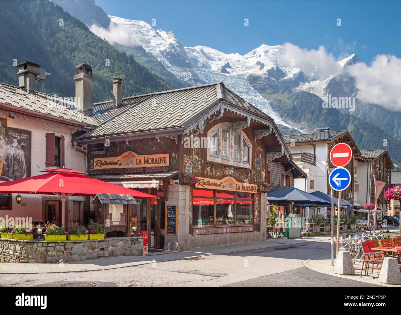 CHAMONIX, FRANKREICH - 5. JULI 2022: Der Mont Blanc und das traditionell bemalte Haus in der Stadt. Stockfoto