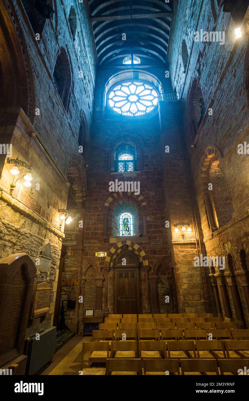 Innenseite der St. Magnus Cathedral, Kirkwall, Orkney Islands, Großbritannien Stockfoto