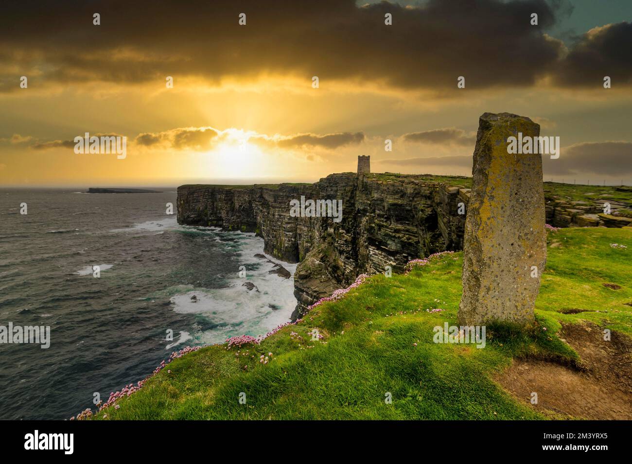 Hoch über den Klippen, das Kitchener Memorial, Orkney Islands, Großbritannien Stockfoto