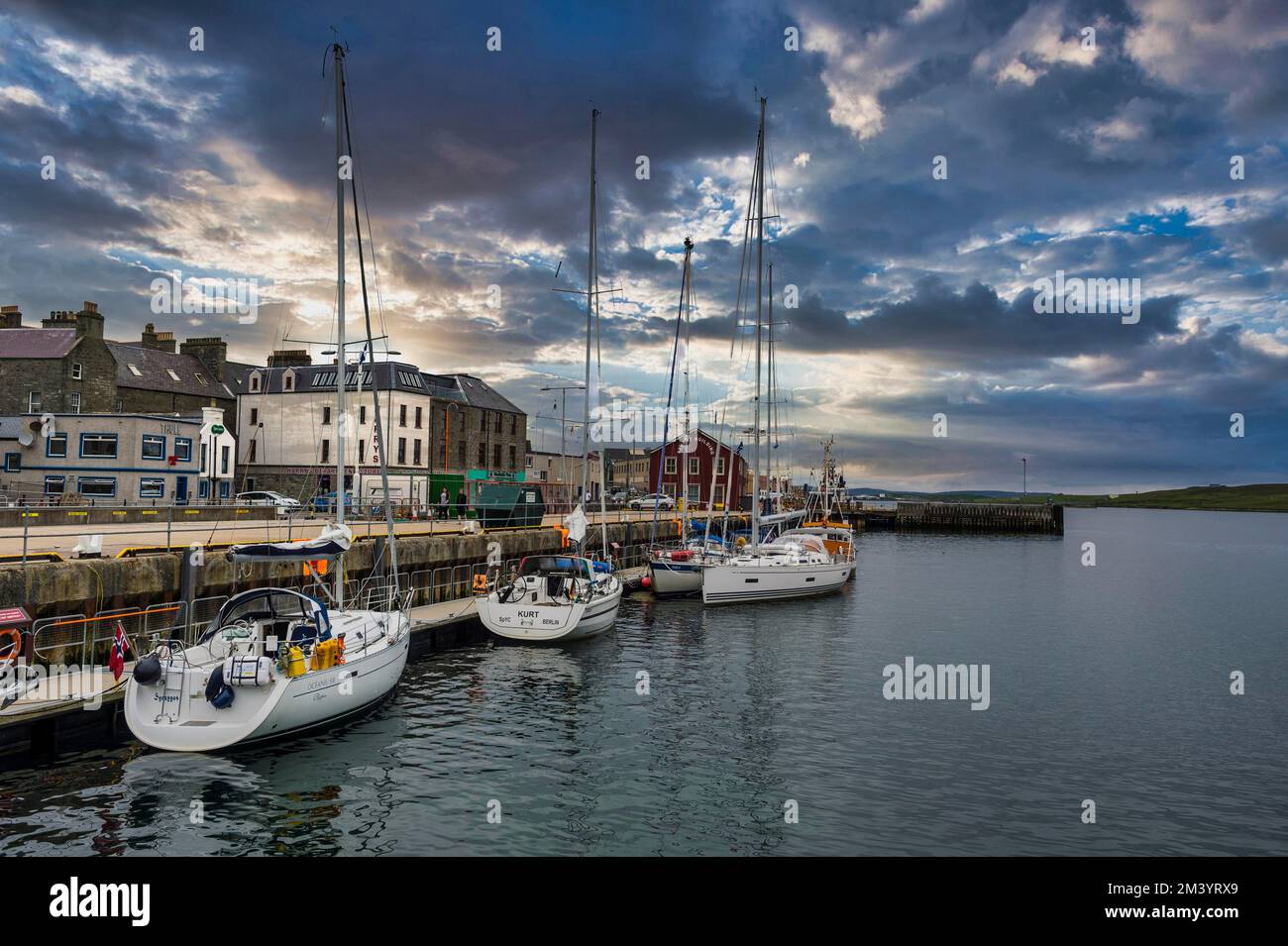 Segelboote an der Küste von Lerwick, Hauptstadt der Shetland-Inseln, Vereinigtes Königreich Stockfoto