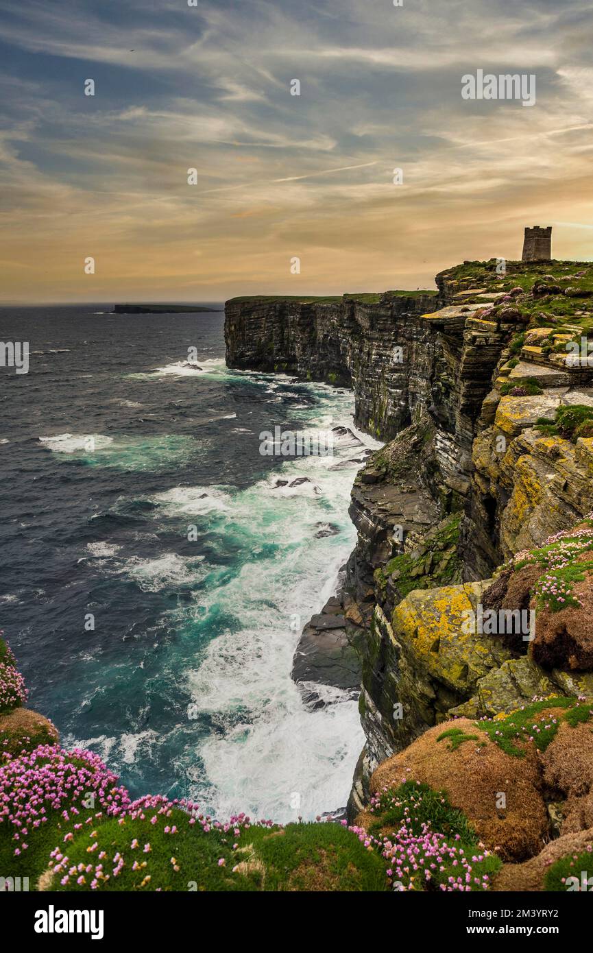 Hoch über den Klippen, das Kitchener Memorial, Orkney Islands, Großbritannien Stockfoto