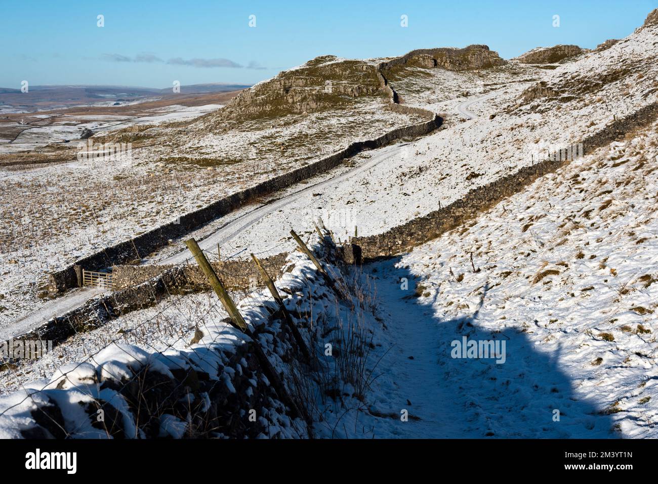 Schneebedeckte Kalksteinlandschaft über Langcliffe in der Nähe von Settle, Ribblesdale, im Yorkshire Dales National Park. Stockfoto
