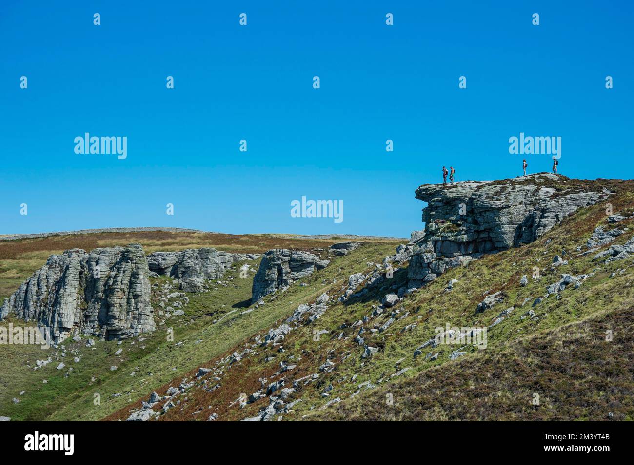 Wanderer auf einem Felsen, Insel Lundy, Bristol Channel, Devon, England, Vereinigtes Königreich Stockfoto