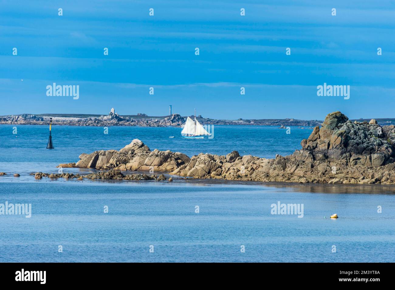Segelboot hinter riesigen Granitfelsen, St. Mary's, Scilly-Inseln, England, Großbritannien Stockfoto