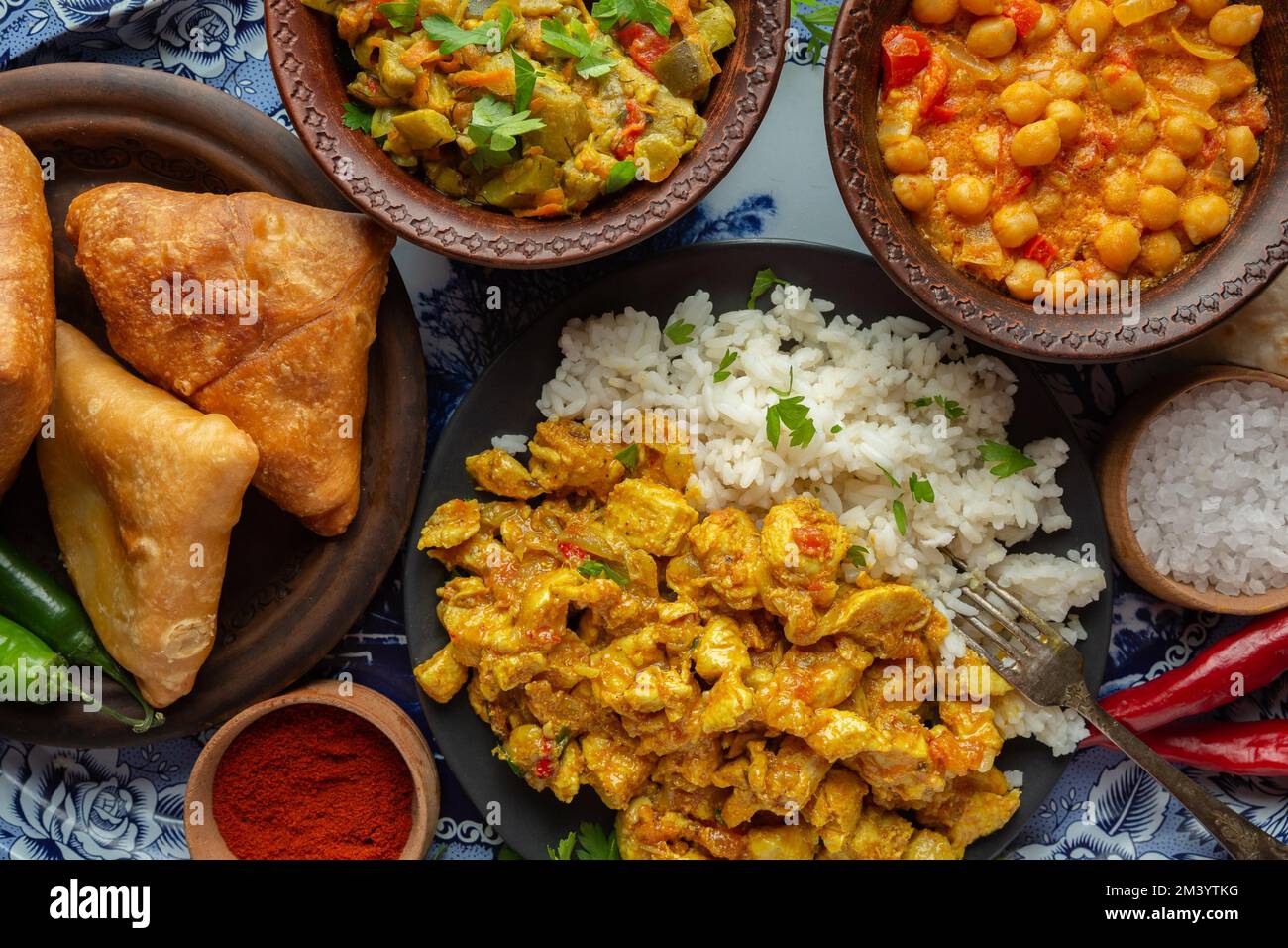 Köstliches indisches Essenstablett, Blick von oben Stockfoto