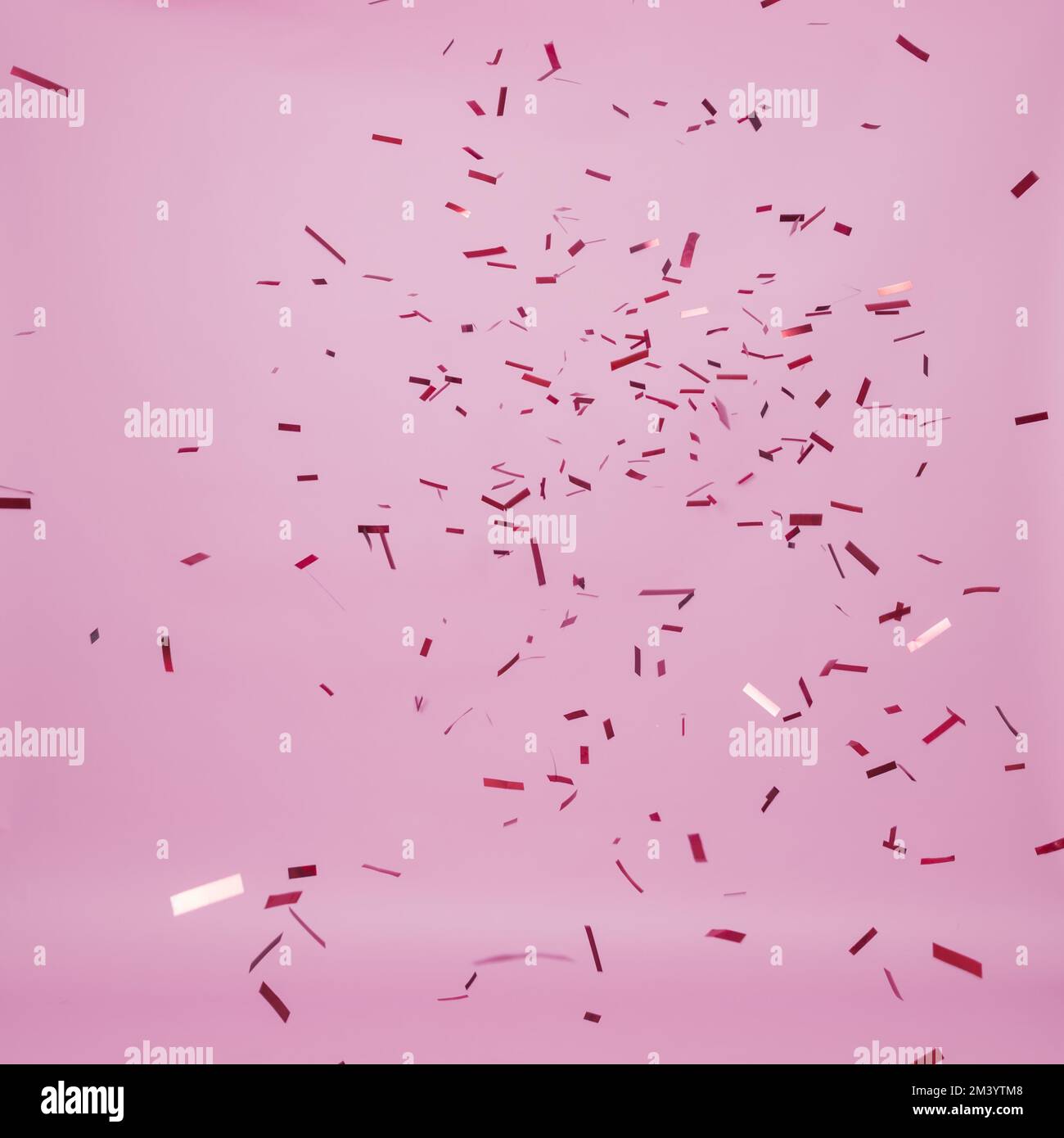 Dunkles Konfetti fallender rosa Hintergrund Stockfoto