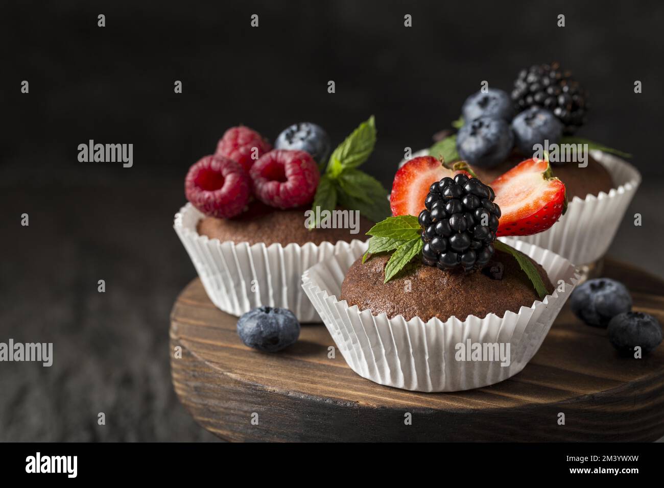 Vorderansicht leckere Cupcake Schneidebrett Stockfoto