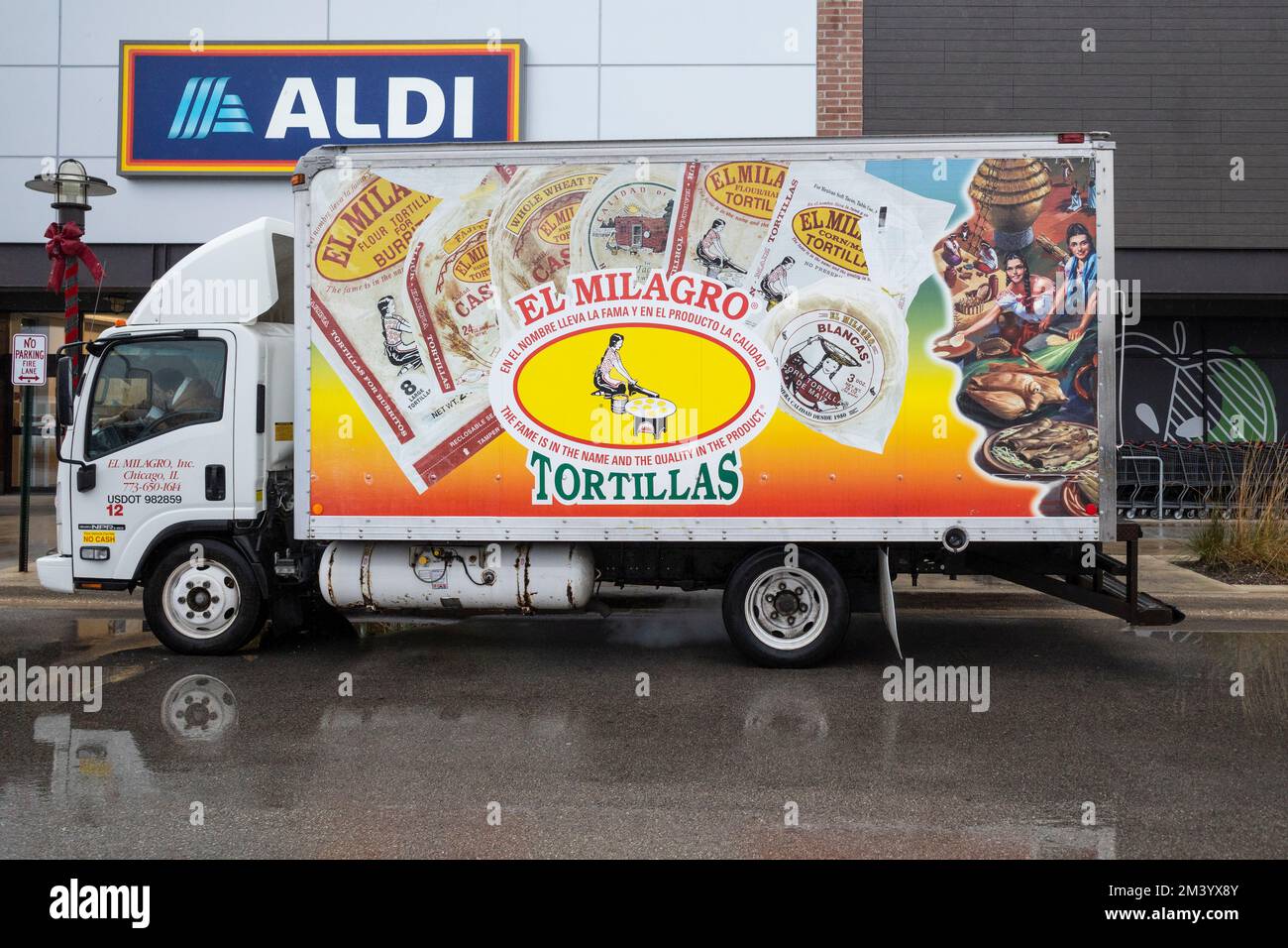 Chicago, USA. 14. Dezember 2022 Ein LKW liefert El Milagro Tortillas an eine Filiale des ALDI-Supermarkts in den Vororten von Chicago. Kredit: Stephen Ch Stockfoto