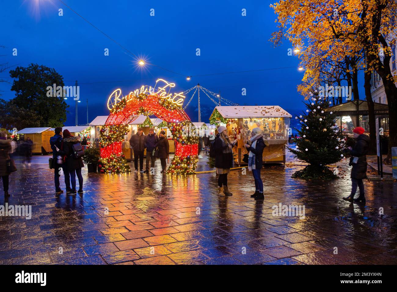 12-09-2022 Lugano, Schweiz. Weihnachtsmarkt in Lugano neben dem Riva Giocondo Albertolli, Weihnachtsessen, Süßigkeiten und Blue Hour in Stockfoto
