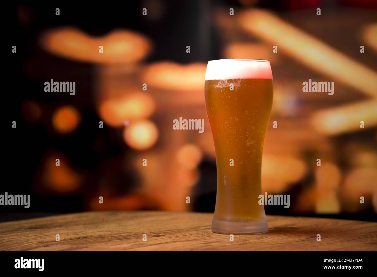 Bierglasfront verschwommener Hintergrund Stockfoto
