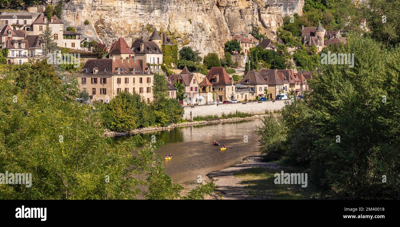 Kanus auf der Dordogne in La Roque-Gageac, Périgord, Dordogne, Aquitaine, New Aquitaine, Frankreich, Europa Stockfoto