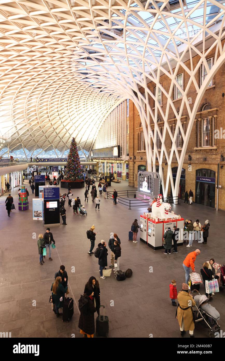 Der Bahnhof Kings Cross ist ruhig aufgrund der andauernden Streiks, da 40000 Bahnarbeiter in London, Großbritannien, mit Streit um Bezahlung, Jobs und Bedingungen rausgehen Stockfoto