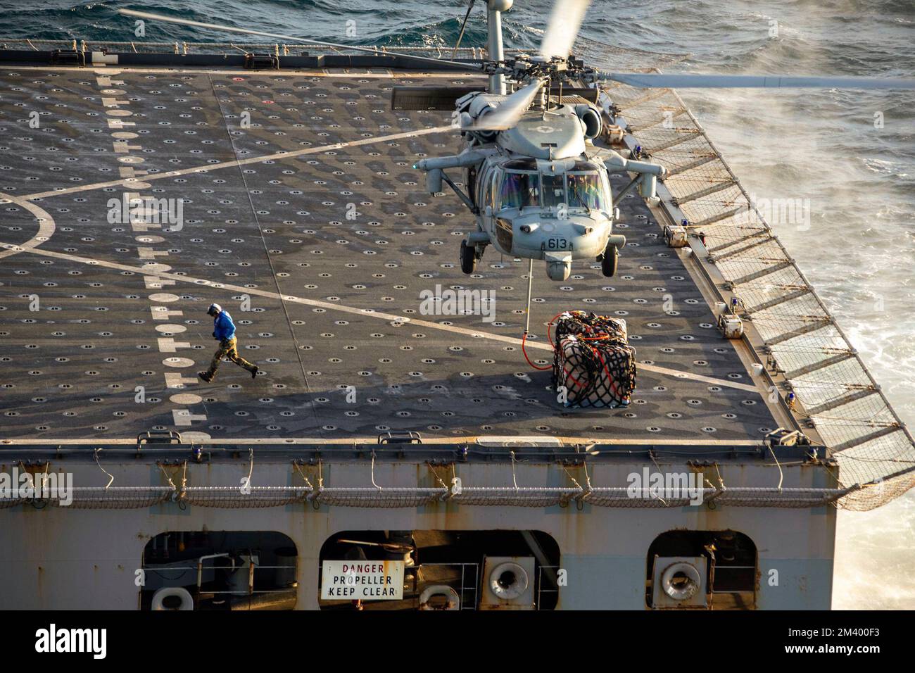 Pazifik. 5.. Dezember 2022. Ein MH-60s Sea Hawk Helicopter, der dem Helicopter Sea Combat Squadron (HSC) 14 zugewiesen ist, transportiert Munition zum Trockenfracht-/Munitionsschiff USNS Richard E. Byrd (T-AKE 4) des Flugzeugträgers USS Abraham Lincoln der Nimitz-Klasse (CVN 72). Abraham Lincoln führt derzeit Routineeinsätze in der US-3.-Flotte durch. (Kreditbild: © Aleksandr Freevi/USA Navy/ZUMA Press Wire Service) Stockfoto