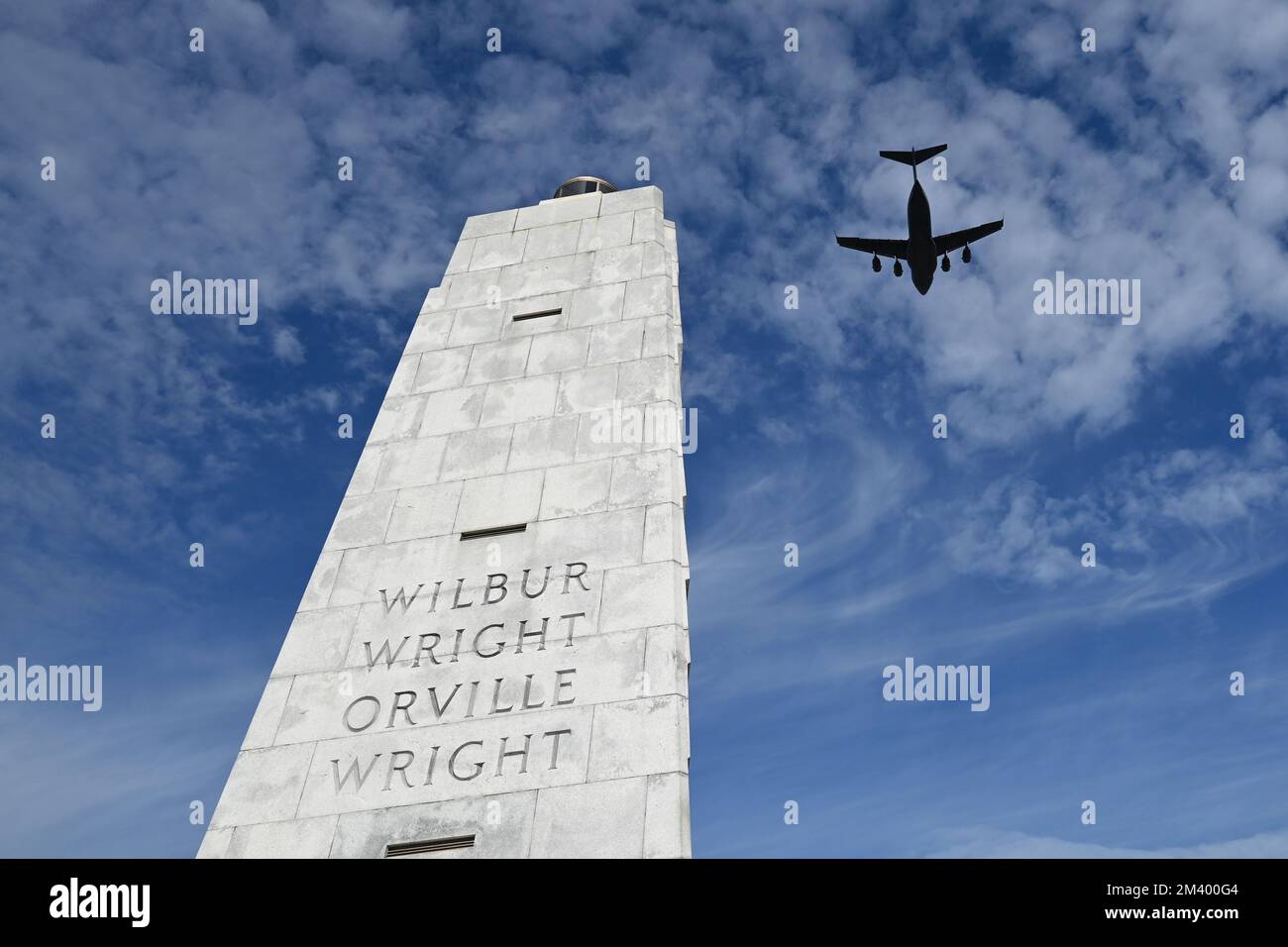 Kill Devil Hills, North Carolina, USA, 17.. Dezember 2022, USA Air Force Bomber führt eine Überführung des Wright Brothers Monument zum 119.. Jahrestag des ersten motorisierten Fluges der Gebrüder Wright durch. Credit D Guest Smith / Alamy Live News Stockfoto