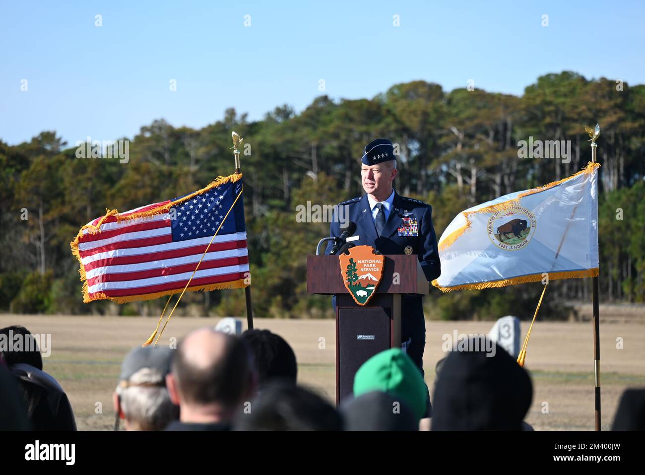 Kill Devil Hills, NC, USA, 17.. Dezember 2022, US Air Force General Mark D. Kelly spricht die Menge als Hauptredner anlässlich des 119.. Jahrestages des ersten motorisierten Fluges der Gebrüder Wright an. Credit D Guest Smith / Alamy Live News Stockfoto