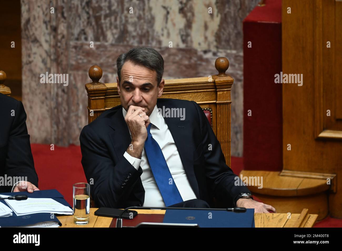 Athen, Griechenland. 17.. Dezember 2022. Der griechische Premierminister Kyriakos Mitsotakis während der Sitzung im griechischen Parlament. (Foto: Dimitrios Karvountzis/Pacific Press) Kredit: Pacific Press Media Production Corp./Alamy Live News Stockfoto