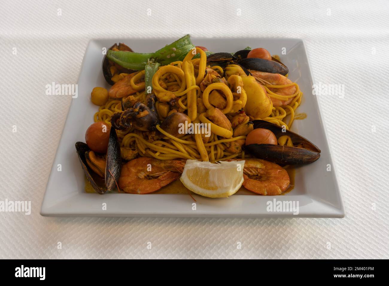 Tunesische Dishe kulinarisches Stillleben. Nudelgerichte mit Meeresfrüchten Stockfoto