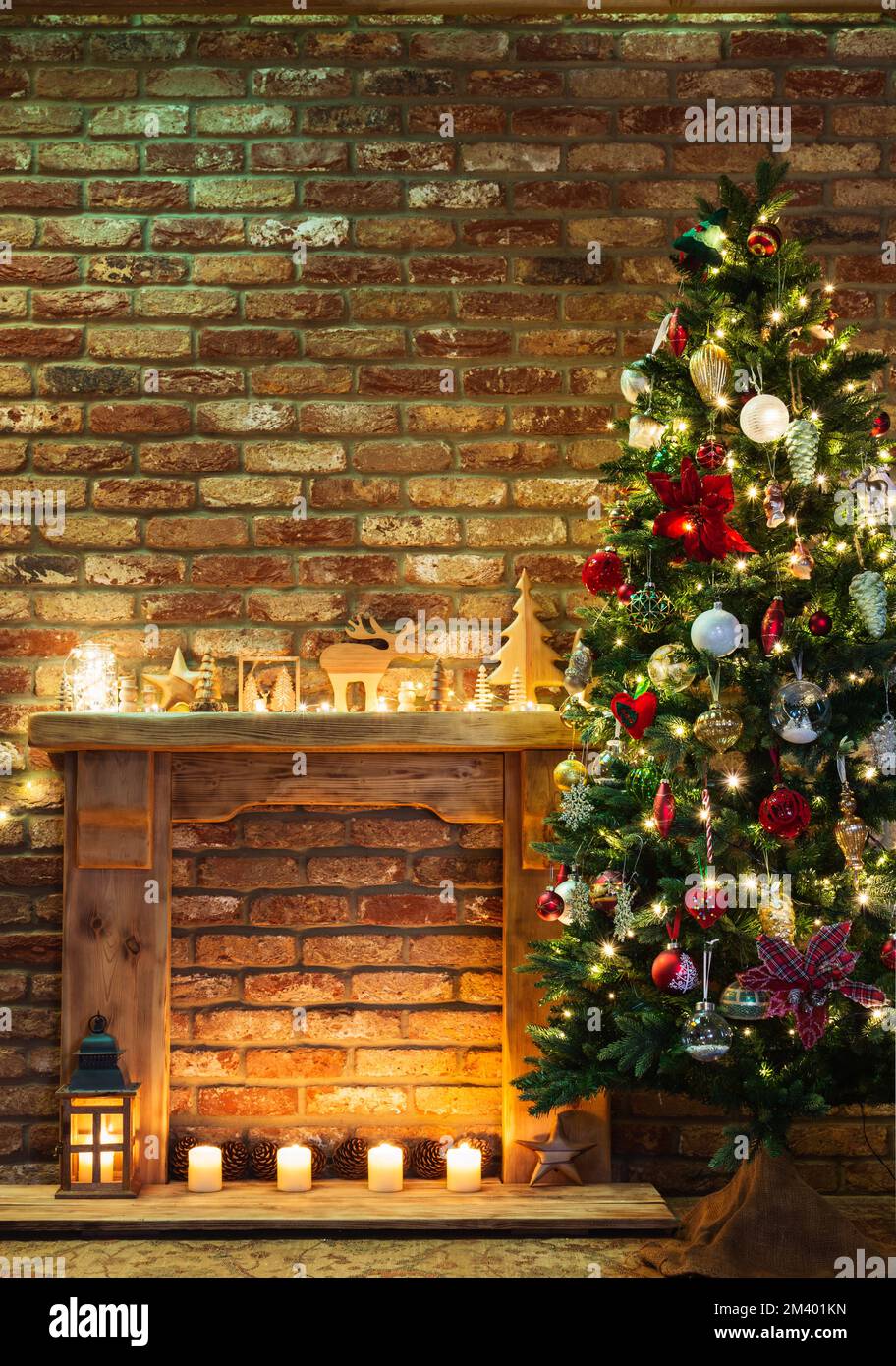 Wunderschön dekorierter Kamin, hölzerner Kaminsims mit Lichtern, handgemachte Öko-Holzornamente, Kerzen und Laterne, Weihnachtsbaum an der Seite, selektiver Fokus Stockfoto