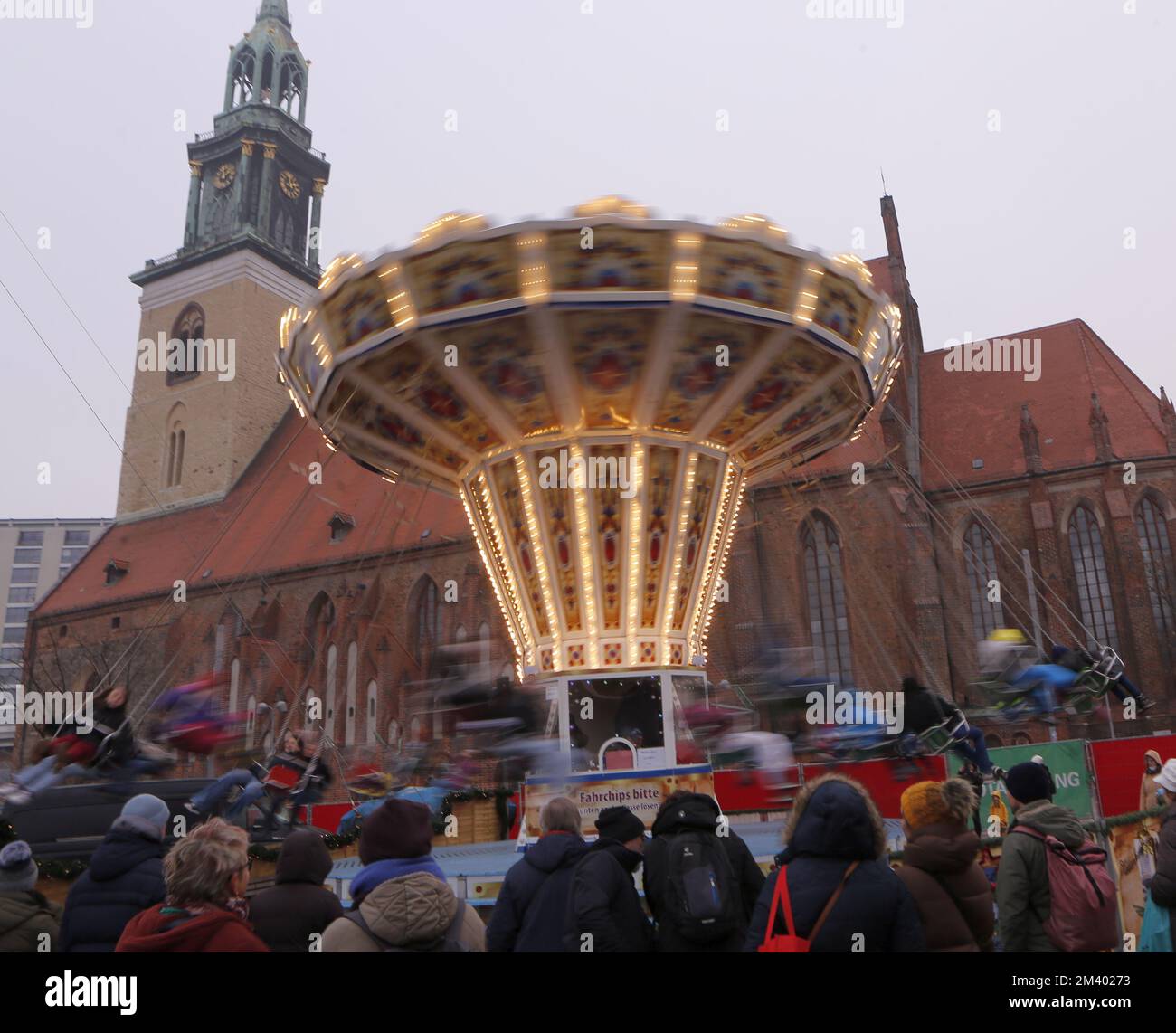 Berlin, Deutschland. 17.. Dezember 2022. Berlin-Mitte: Der Weihnachtsmarkt im Roten Rathaus befindet sich um den Neptunbrunnen auf der Westseite des Alexanderplatzes im Berliner Stadtteil Mitte. (Foto: Simone Kuhlmey/Pacific Press) Kredit: Pacific Press Media Production Corp./Alamy Live News Stockfoto