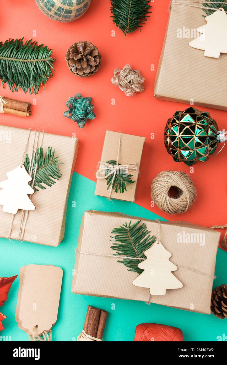Eco-Konzept. Draufsicht auf weihnachtsgeschenke verpackt in braunes Papier, Kiefernzapfen, Zimtstäbchen, Jutegarn und Holzdekorationen zur Dekoration, Kopierraum, selektiver Fokus Stockfoto