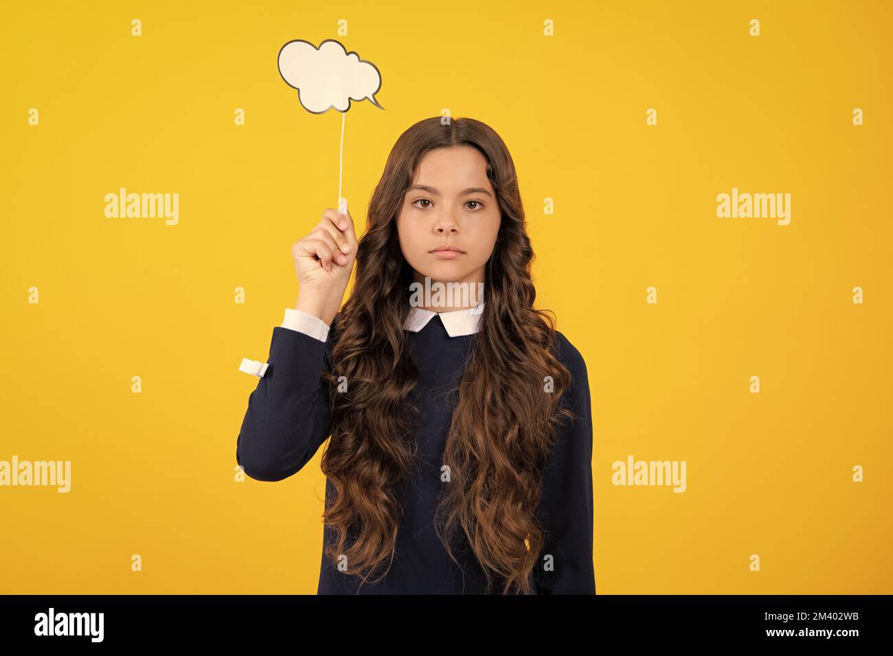 Portrait von konzentrierten Teenager Mädchen haben Schulprobleme Probleme Gedanken entscheiden wählen lösen Look Hold Hand wollen Erfolg isoliert auf gelb Stockfoto