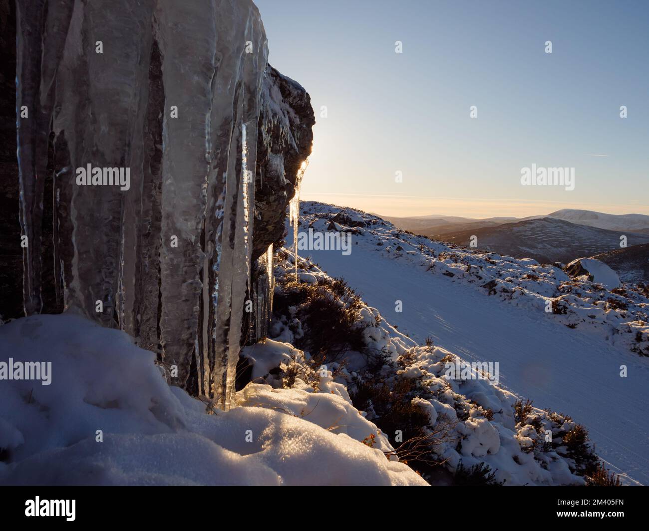 Winter – verschneite und vereiste Straßen, wenn es kalt wird! Stockfoto