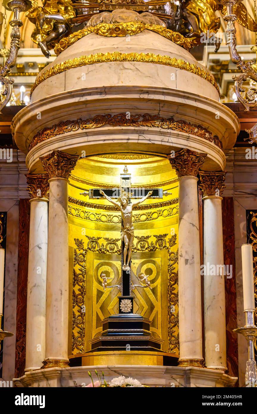 Die Basilika Unserer Lieben Frau Der Vergessenen. Religiöses Bild eines gekreuzigten Jesus Christus. Innenarchitektur und Merkmale des katholischen Gebäudes. Stockfoto