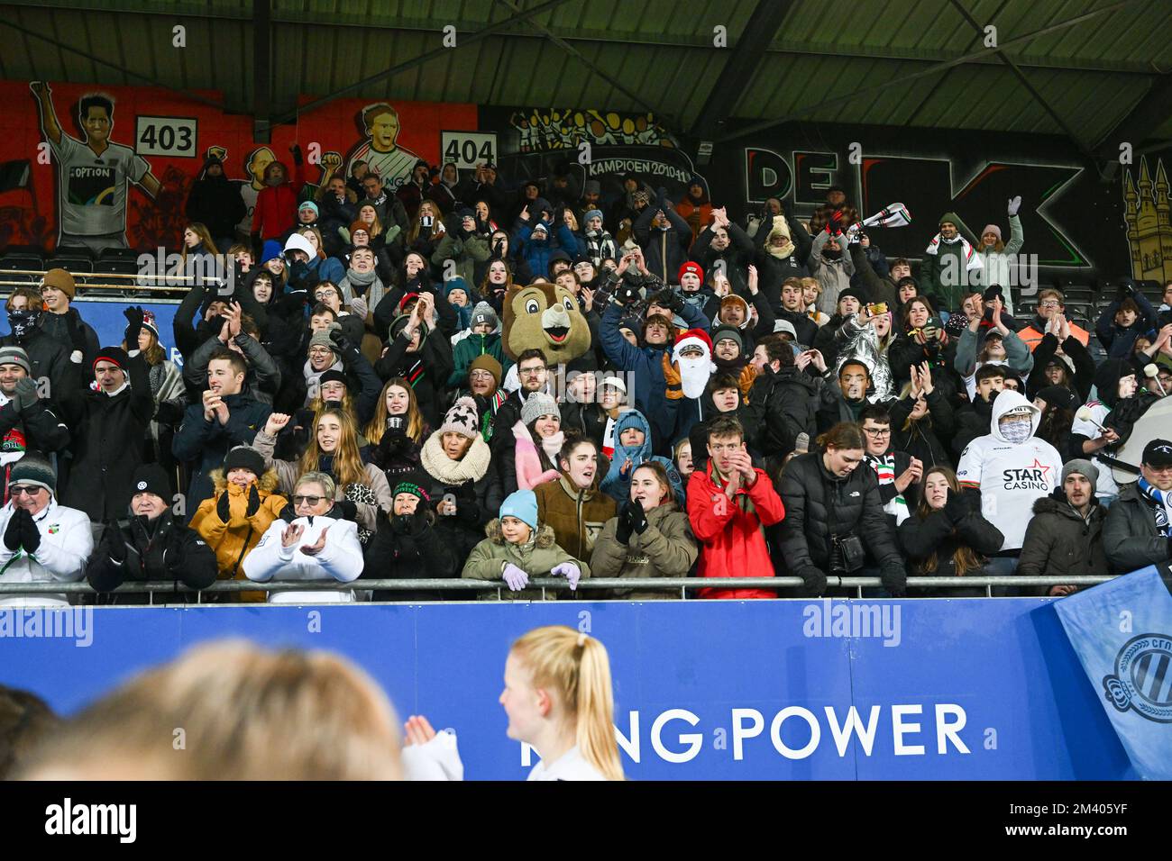 Leuven , Belgien. 17. Dezember 2022. Fans und Fans wurden während eines Fußballspiels zwischen Oud Heverlee Leuven und dem Club Brügge YLA am 15 . Spieltag der belgischen Lotto Womens Super League von 2022 - 2023 am Samstag , dem 17 . Dezember 2022 in Leuven , Belgien , gezeigt . FOTO SPORTPIX | David Catry Kredit: David Catry/Alamy Live News Stockfoto