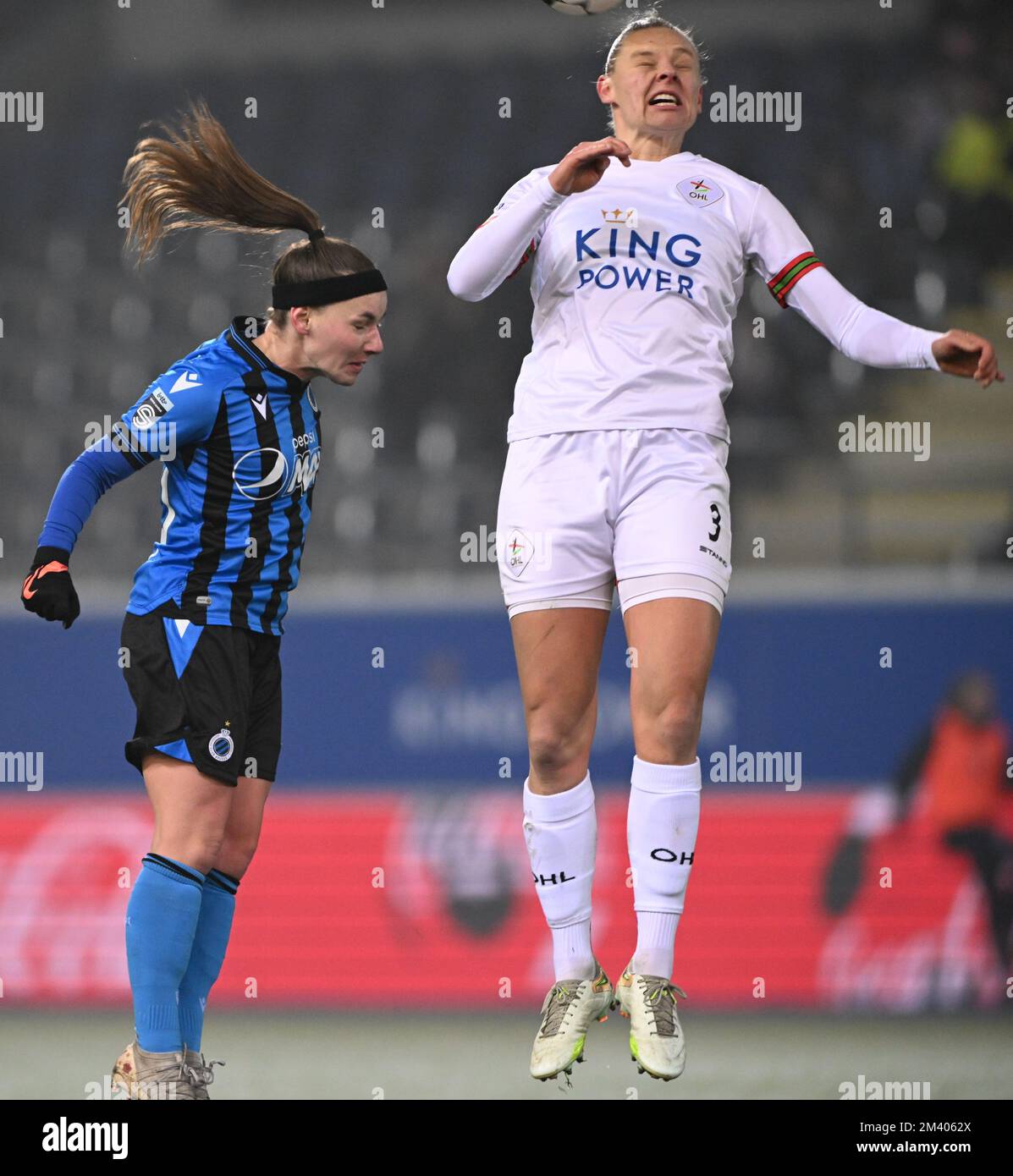 Leuven , Belgien. 17. Dezember 2022. Liesa Capiau (30) aus Brügge bildete sich den Kampf um den Ball mit Ella Van Kerkhoven (3) von OHL während eines Fußballspiels zwischen Oud Heverlee Leuven und Club Brügge YLA am 15. Spieltag der Saison 2022 - 2023 der belgischen Lotto Womens Super League, Am Samstag , dem 17 . Dezember 2022 , in Leuven , Belgien . FOTO SPORTPIX | David Catry Kredit: David Catry/Alamy Live News Stockfoto