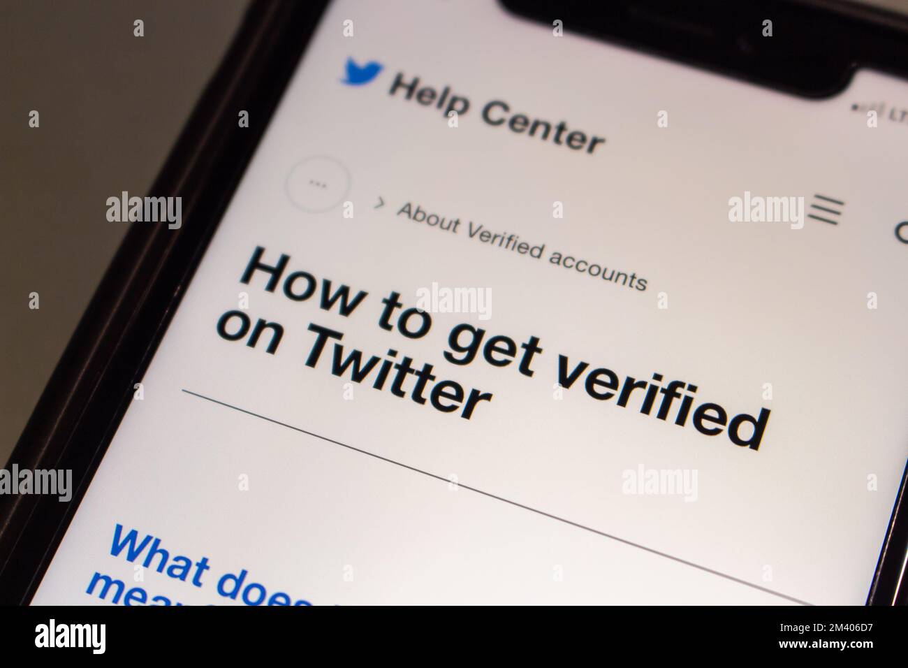 Vancouver, KANADA - Dez 9 2022 : so lassen Sie sich auf Twitter im Twitter Help Center auf dem iPhone verifizieren. Die Twitter-Verifizierung ist ein Twitter-Kontosystem Stockfoto