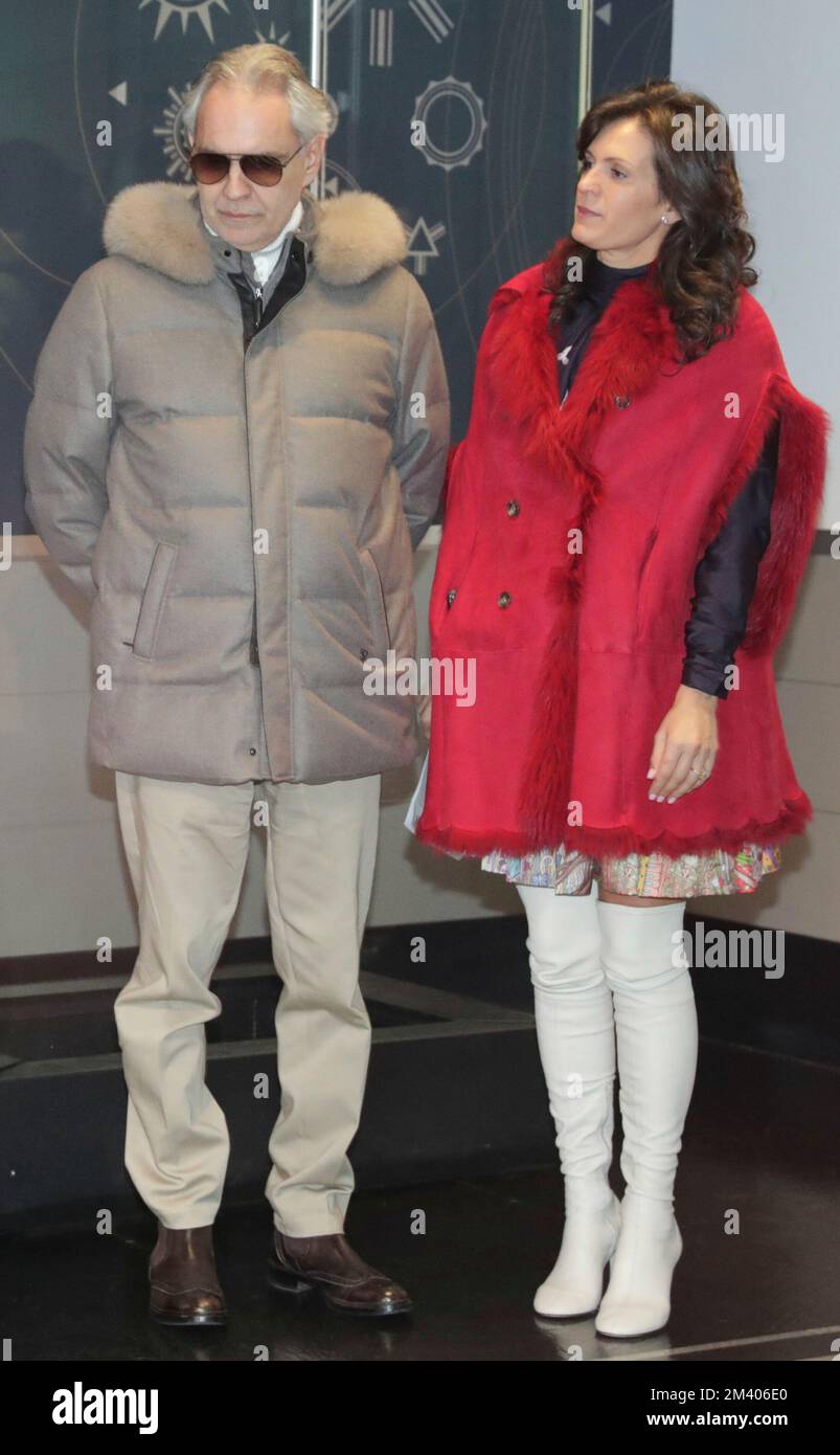 Empire State Building, New York, USA, 12. Dezember 2022 - Andrea Bocelli, mit Frau Veronica Berti Bocelli und den Kindern Matteo Bocelli, Virginia Bocelli, nimmt an der zeremoniellen Beleuchtung des Empire State Building Teil, um die Andrea Bocelli Foundations Voices of Charity Today in New York City zu ehren. Foto: Giada Papini Rampelotto/EuropaNewswire-FOTO ERFORDERLICH. Stockfoto