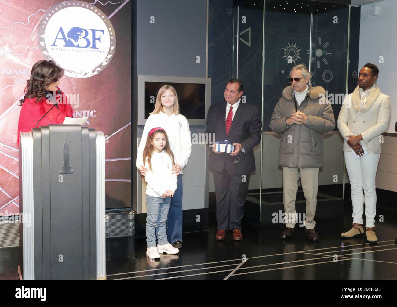 Empire State Building, New York, USA, 12. Dezember 2022 - Andrea Bocelli, mit Frau Veronica Berti Bocelli und den Kindern Matteo Bocelli, Virginia Bocelli, nimmt an der zeremoniellen Beleuchtung des Empire State Building Teil, um die Andrea Bocelli Foundations Voices of Charity Today in New York City zu ehren. Foto: Giada Papini Rampelotto/EuropaNewswire-FOTO ERFORDERLICH. Stockfoto