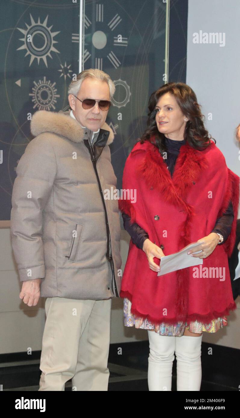 Empire State Building, New York, USA, 12. Dezember 2022 - Andrea Bocelli, mit Frau Veronica Berti Bocelli und den Kindern Matteo Bocelli, Virginia Bocelli, nimmt an der zeremoniellen Beleuchtung des Empire State Building Teil, um die Andrea Bocelli Foundations Voices of Charity Today in New York City zu ehren. Foto: Giada Papini Rampelotto/EuropaNewswire-FOTO ERFORDERLICH. Stockfoto