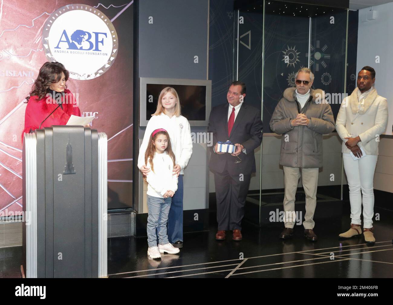 Empire State Building, New York, USA, 12. Dezember 2022 - Andrea Bocelli, mit Frau Veronica Berti Bocelli und den Kindern Matteo Bocelli, Virginia Bocelli, nimmt an der zeremoniellen Beleuchtung des Empire State Building Teil, um die Andrea Bocelli Foundations Voices of Charity Today in New York City zu ehren. Foto: Giada Papini Rampelotto/EuropaNewswire-FOTO ERFORDERLICH. Stockfoto